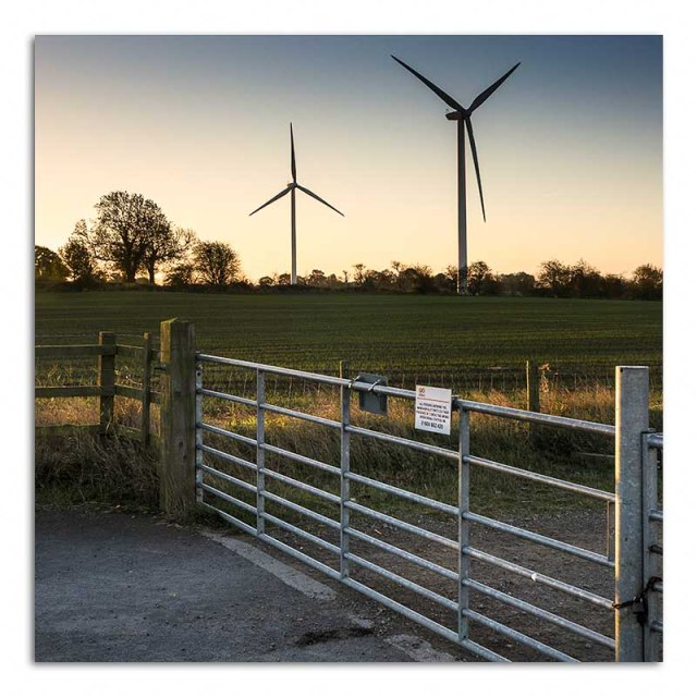 windfarm-and-gate
